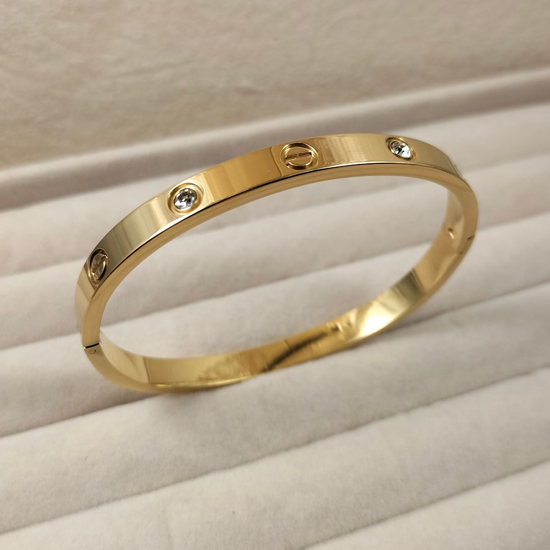 Elegant Openable Gold Bracelet
